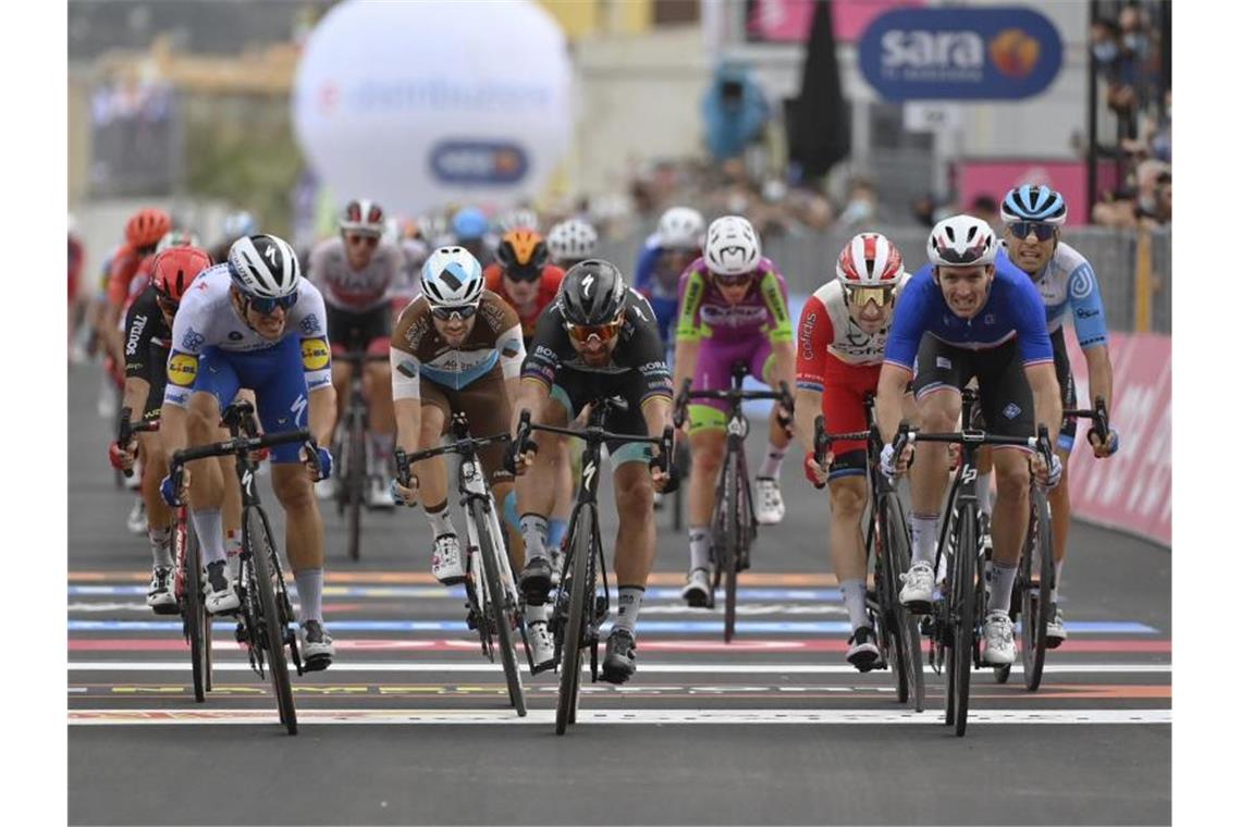 Foto-Finish: Arnaud Demare (r,vorn) vom Team Groupama-FDJ überquert neben Peter Sagan (M) vom Team Bora-hansgrohe die Ziellinie. Foto: Gain Mattia D'alberto/LaPresse/AP/dpa