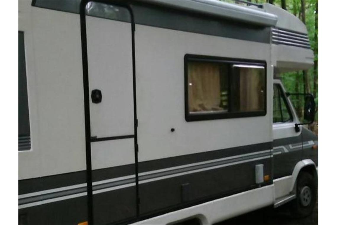 Pflegerin entführt? Polizei warnt eindringlich vor Anhaltern Foto zeigt ein in einem Waldstück abgestelltes Wohnmobil, in dem wohl eine Frau von zwei Männer verschleppt wurde. Foto: Polizeipräsidium Aalen