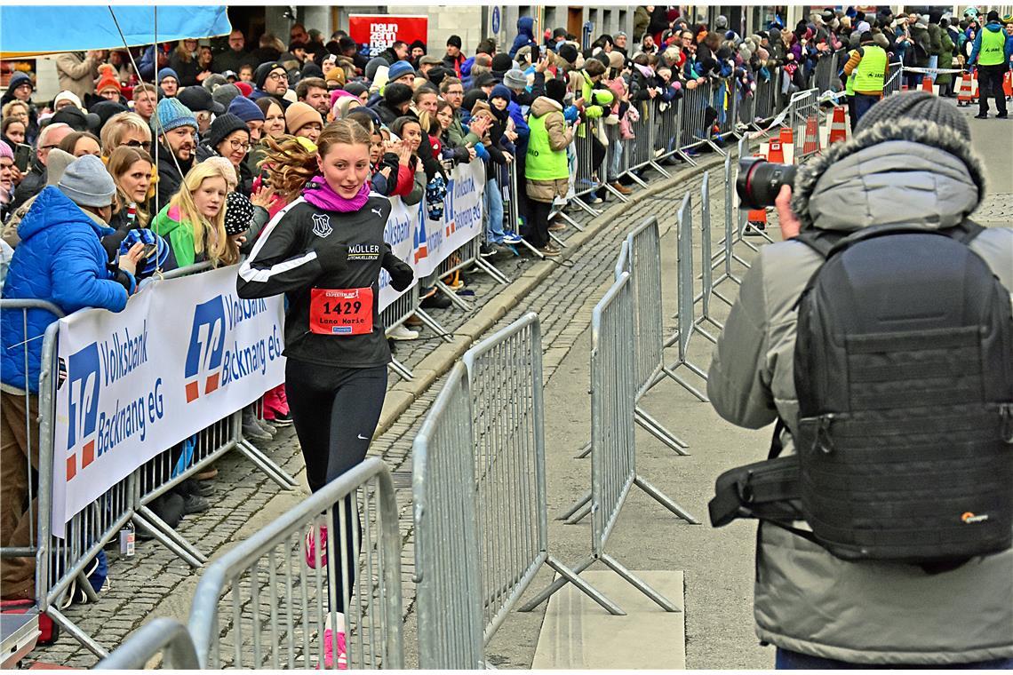 Fotofinish: Der Zieleinlauf von Lana Marie wird vom Fotografen festgehalten. Sil...