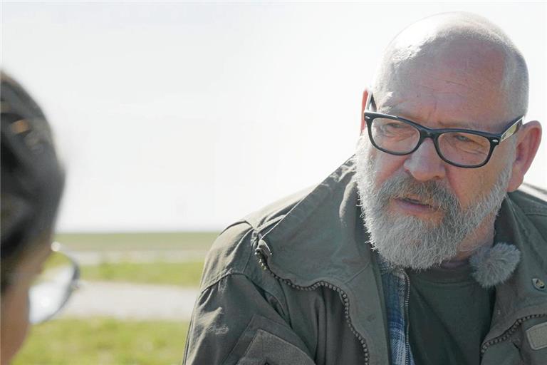 Fotograf und Interviewer Andreas Reiner im Gespräch mit einer Aussteigerin. Foto: © teamWERK. Die Filmproduktion GmbH