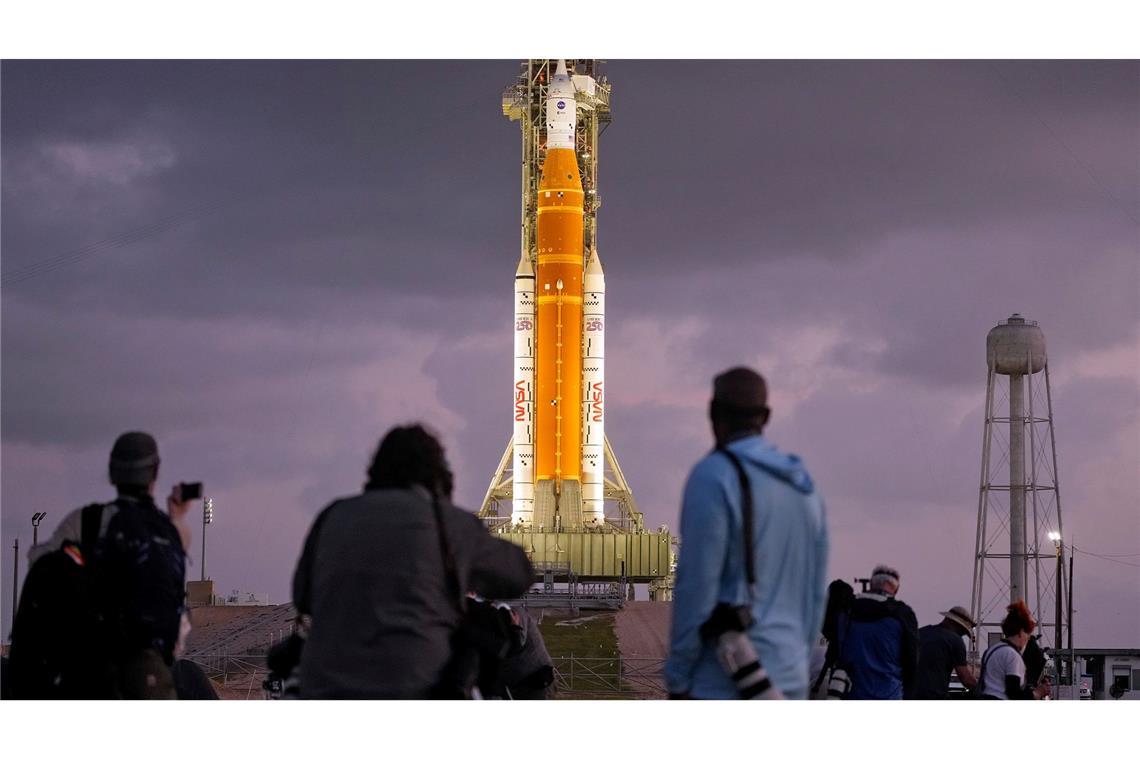 Fotografen richten ferngesteuerte Kameras in der Nähe der Artemis II-Mondrakete der NASA ein.