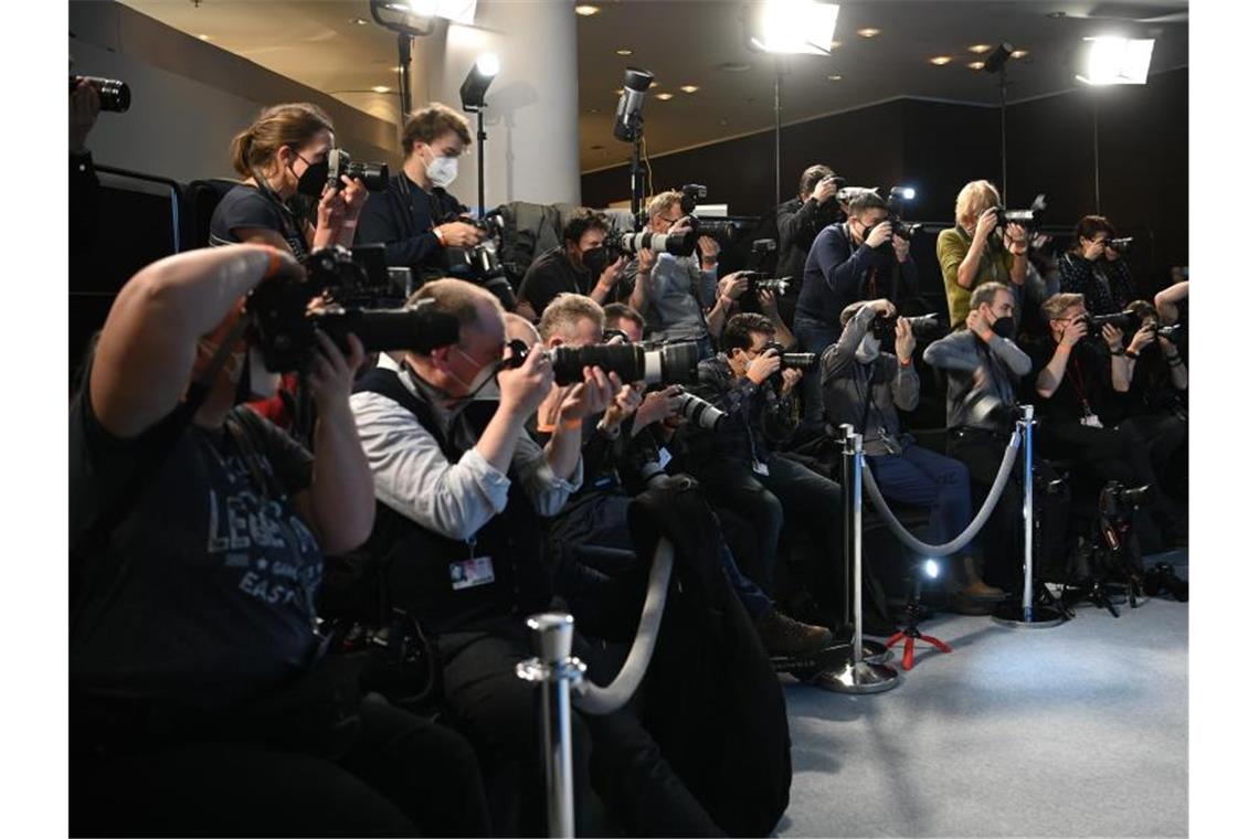 Die Berlinale beginnt - „Wir sind zurück in der Kirche“ Fotografen warten auf die Filmprominenz. Foto: Britta Pedersen/dpa-Zentralbild/dpa
