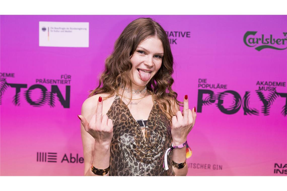 „Stuttgart, ihr macht mich ganz geil!“ So war’s bei Ikkimel Fotografieren verboten! Kurzfristig hat Ikkimels Management Fotografinnen und Fotografen den Zugang zum Konzert in Stuttgart verweigert. Das Bild hier zeigt sie im Oktober 2024 bei der Polyton-Gala in Berlin