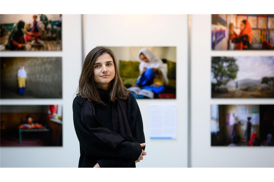 Fotojournalistin Elise Blanchard steht vor den prämierten Bildern.