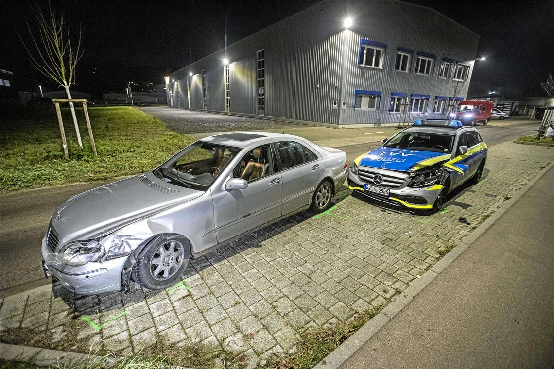 Streifenwagen bei Verfolgungsjagd demoliert Fotos: 7aktuell.de | Simon Adomat