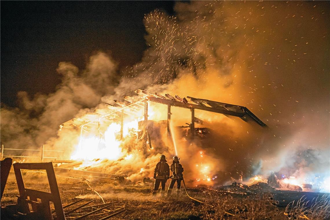 Scheune geht in Flammen auf