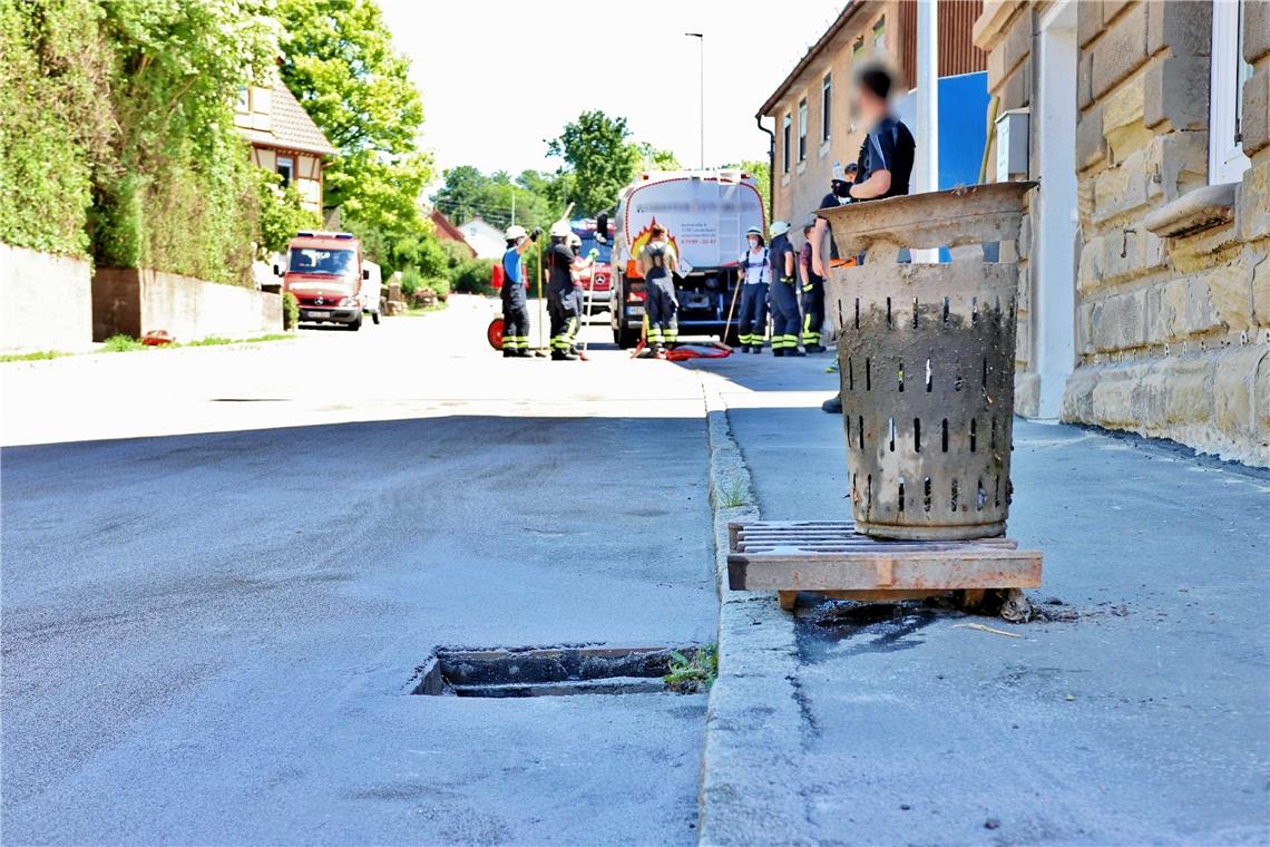 Heizöl auf der Straße ausgelaufen