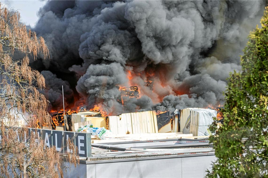 Dach der Remstalhalle steht in Flammen