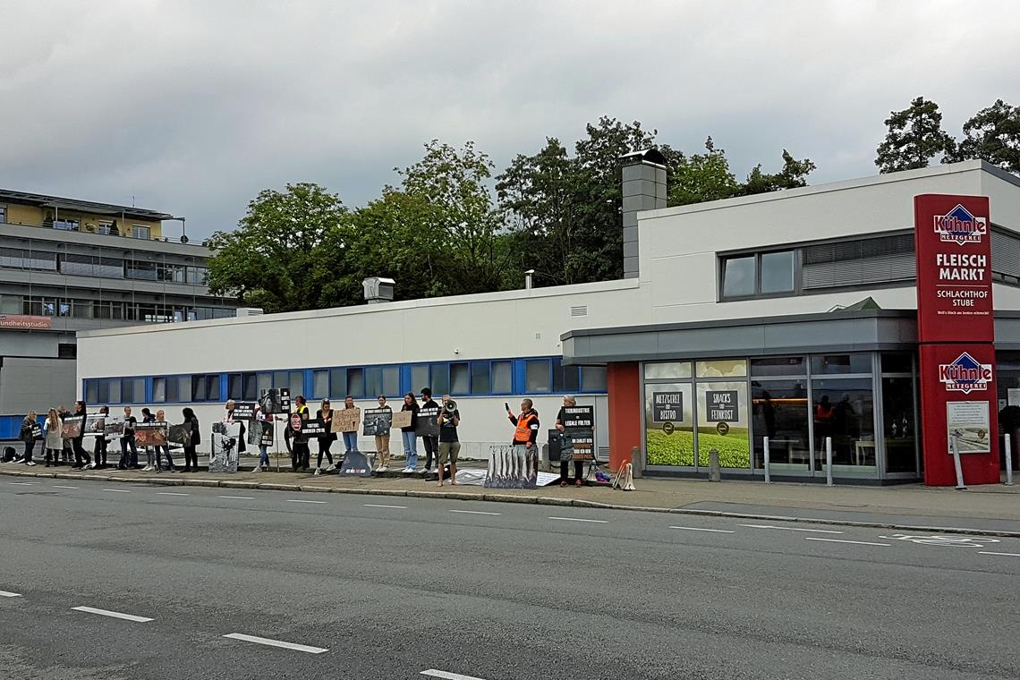 Erneuter Protest vor dem Schlachthof Kühnle in Backnang