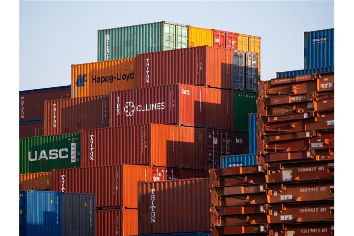 Export wächst kräftig - Vorkrisenniveau überschritten Frachtcontainer im Hamburger Hafen. Die deutsche Exportwirtschaft hat wieder Tritt gefasst. Foto: Jonas Walzberg/dpa