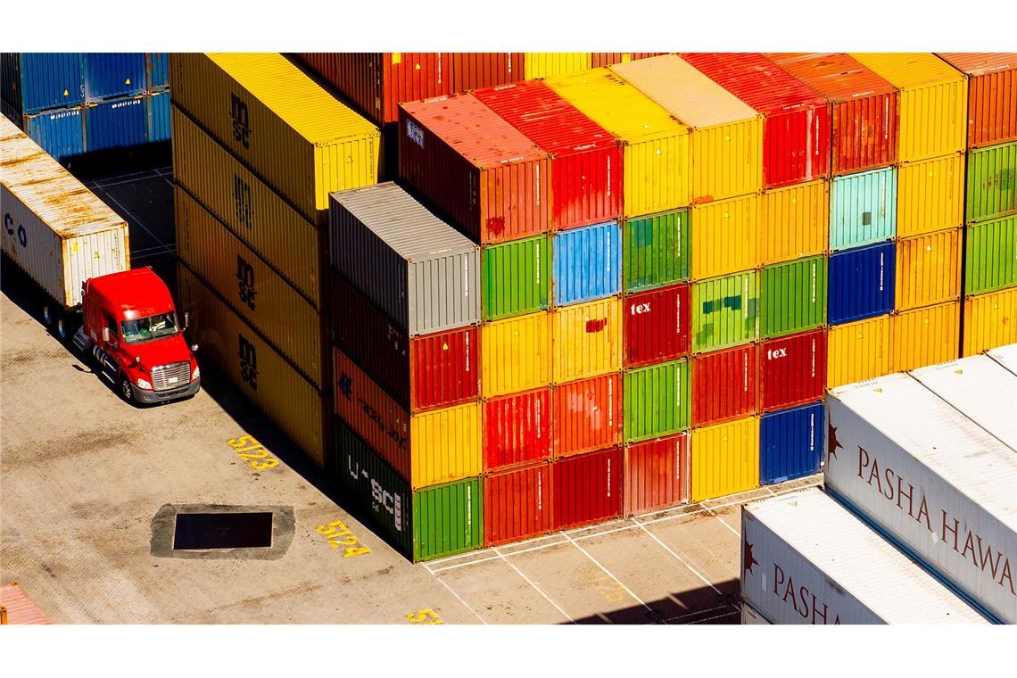 Frachtcontainer stapeln sich auf einem Verladeterminal im Hafen von Oakland.