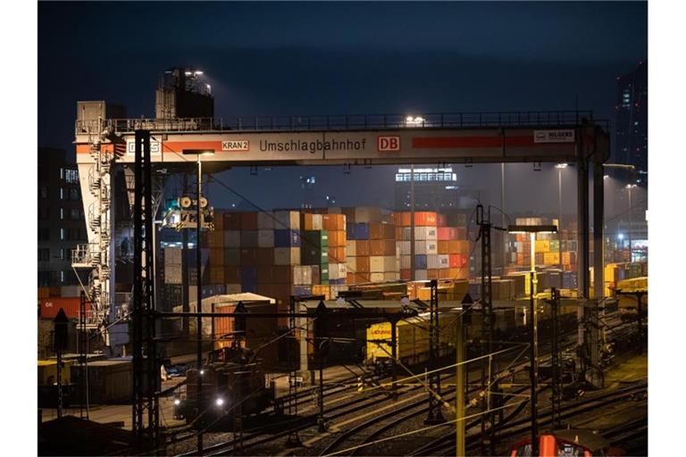 Frachtcontainer stehen auf dem Frankfurter Güterbahnhof. Foto: Sebastian Gollnow/dpa