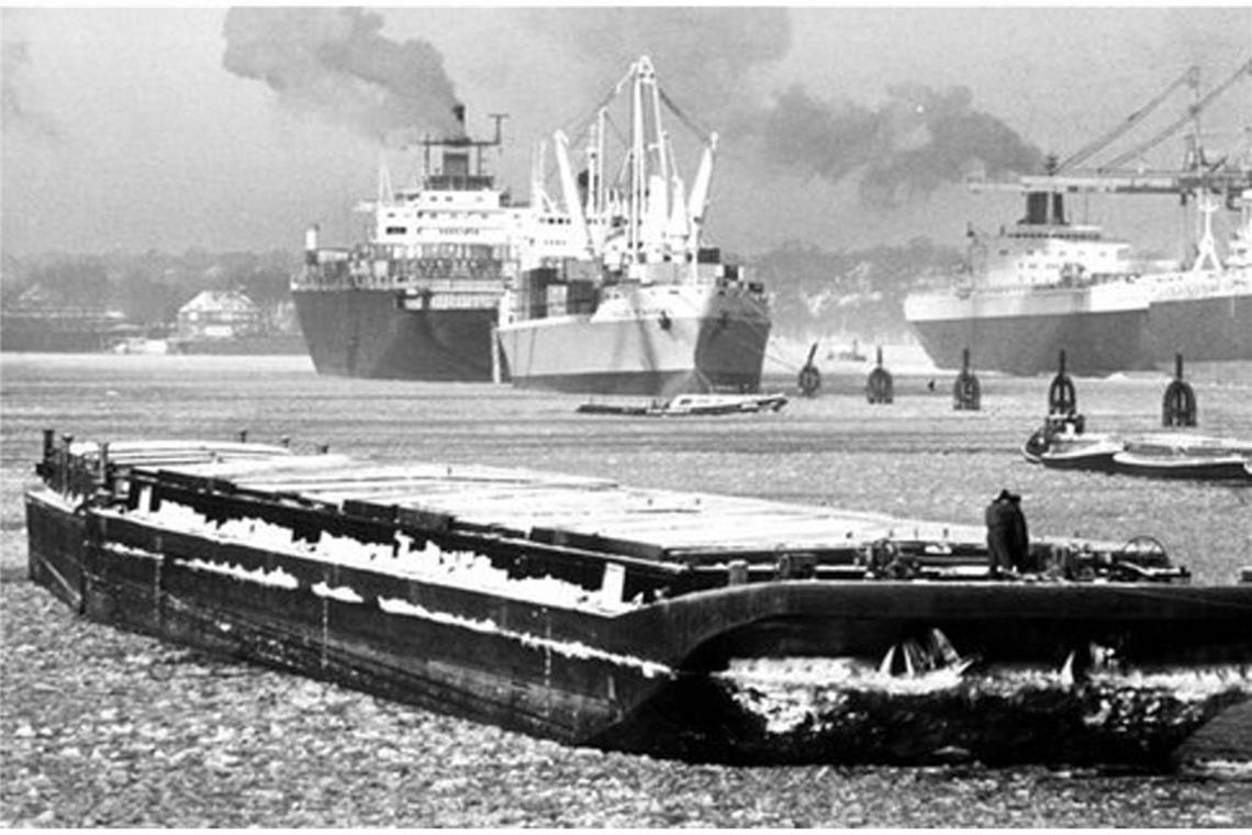 Frachtschiffe kommen auf der zugefrorenen Elbe nur im Schritttempo voran.