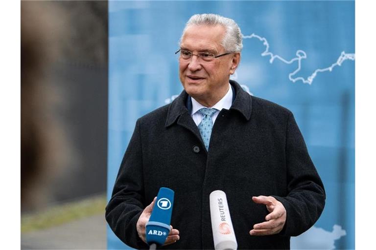 „Frage einer möglichen Abschiebung bei den allermeisten syrischen Flüchtlingen stellt sich nicht“: Bayerns Innenminister Joachim Herrmann. Foto: Bernd von Jutrczenka/dpa