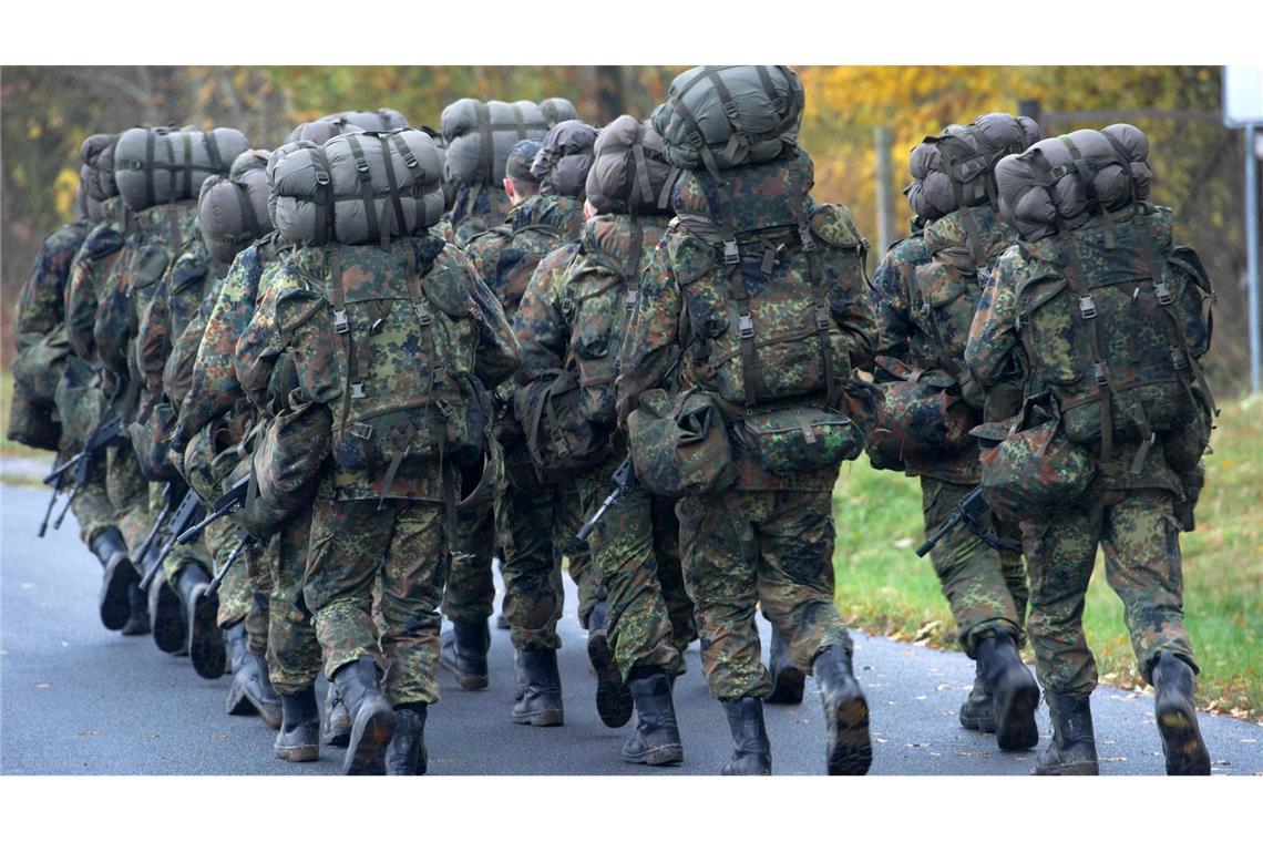 Fragebogen, Musterung, höhere Bezahlung, Zuschuss zum Führerschein – ob über das neue Wehrdienstgesetz ab 2026 genügend Freiwillige gewonnen werden können, ist die große Frage.