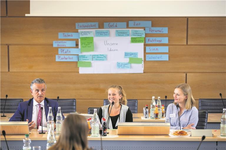 Fragen über Fragen und jede Menge Anregungen hatten die Schüler an Oberbürgermeister Frank Nopper (links). Foto: A. Becher