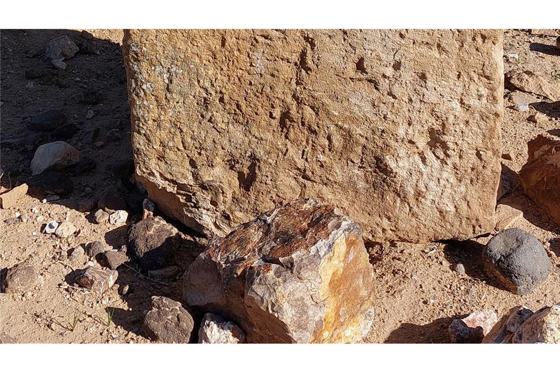 Fragment eines römischen Kilometersteins an der Via Nova in Jordanien