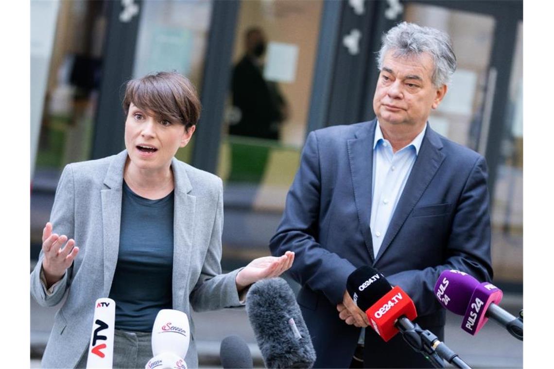 Fraktionschefin Sigrid Maurer und Grünen-Chef und Vize-Kanzler Werner Kogler gehen auf Distanz zu Kanzler Kurz. Foto: Georg Hochmuth/APA/dpa