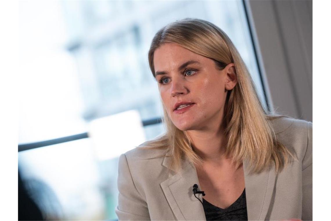 Facebook-Whistleblowerin fürchtet um ihre Sicherheit Frances Haugen, Facebook-Whistleblowerin, spricht bei einem Interview. Foto: Christophe Gateau/dpa