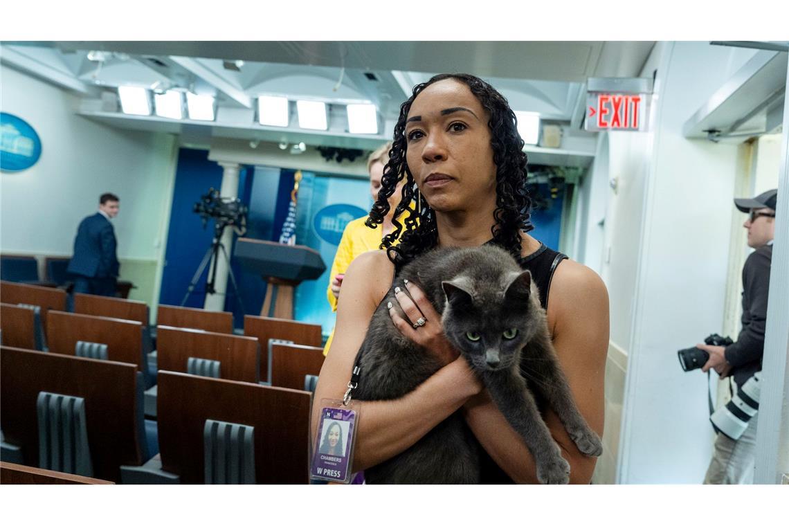 Bilder des Tages Francesca Chambers, Korrespondentin des Weißen Hauses für USA Today, hält Sophie im Arm. Die Katze hat sich auf das Gelände des Weißen Hauses verirrt.