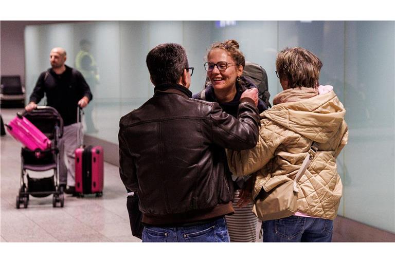 Francesca Matić und ihre Eltern vielen sich am Frankfurter Flughafen in die Arme.