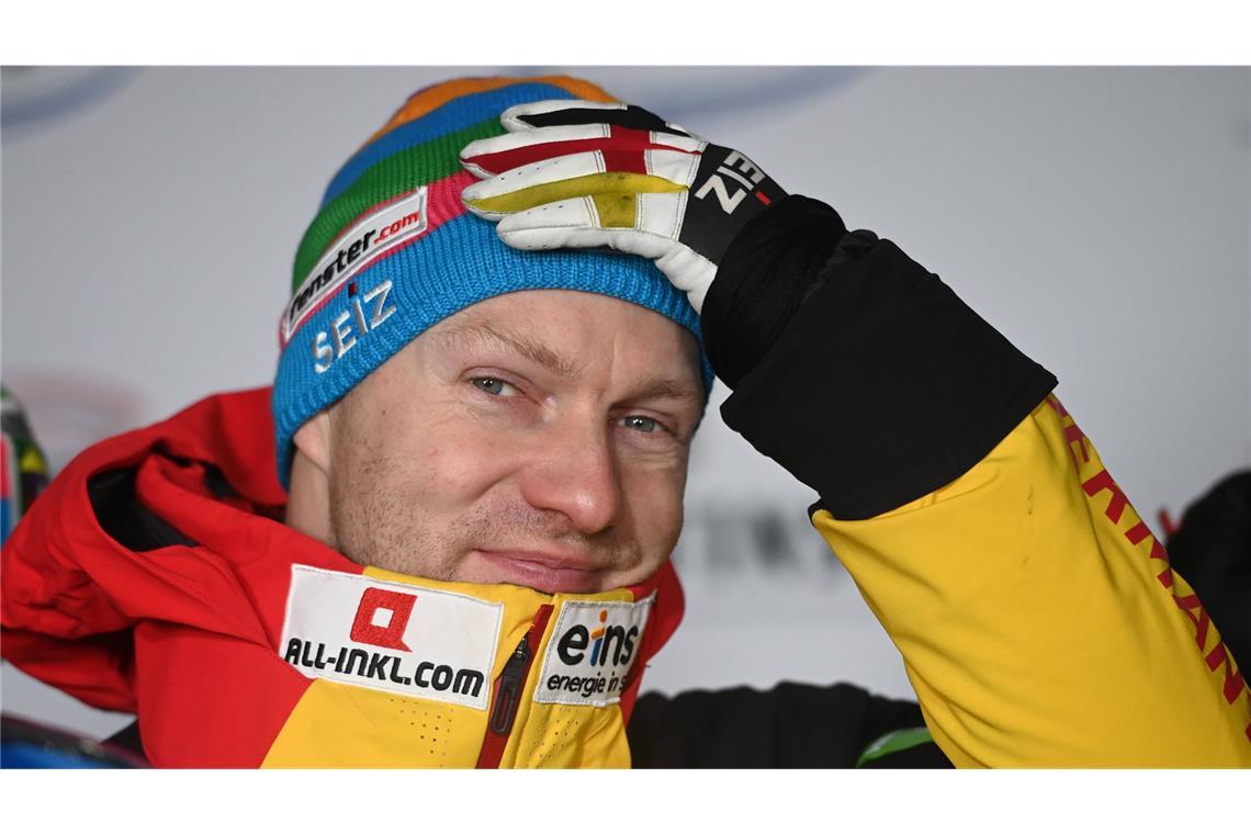 Francesco Friedrich, Bob Der Bobpilot aus Pirna hat in seiner Karriere schon alles erlebt und macht in diesem Winter doch eine neue Erfahrung: Ausnahmsweise rast Francesco Friedrich (35) nicht von Sieg zu Sieg, im Weltcup stand er nur dreimal auf dem obersten Podest (1x Zweier, 2x Vierer). Aus der Ruhe bringt ihn das nicht. „Wir wissen jetzt, wo wir Zeit haben liegen lassen“, sagt er vor den Rennen im neuen Eiskanal von Cortina d’Ampezzo, „bei Olympischen Spielen kommt es nicht auf die Ergebnisse an, die es vorher gab. Immer wenn es entscheidend war, haben wir das Ding gedreht, und wir sind auch diesmal guter Dinge.“ Francesco Friedrich ist nicht nur Rekordweltmeister (18 WM-Titel) und der Bobfahrer mit den meisten Weltcupsiegen (90), sondern auch der einzige Pilot, der bei Winterspielen doppeltes Doppel-Gold gewann – in Pyoengchang (2018) und Peking (2022) triumphierte er jeweils im Zweier und im Vierer. Nun könnte er in Cortina mit einem fünften Triumph André Lange (4x Gold von 2002 bis 2010) hinter sich lassen. Das wird er mit neuen Kufen versuchen – und mit dem ihm eigenen Ehrgeiz: „Wir sind bereit!“