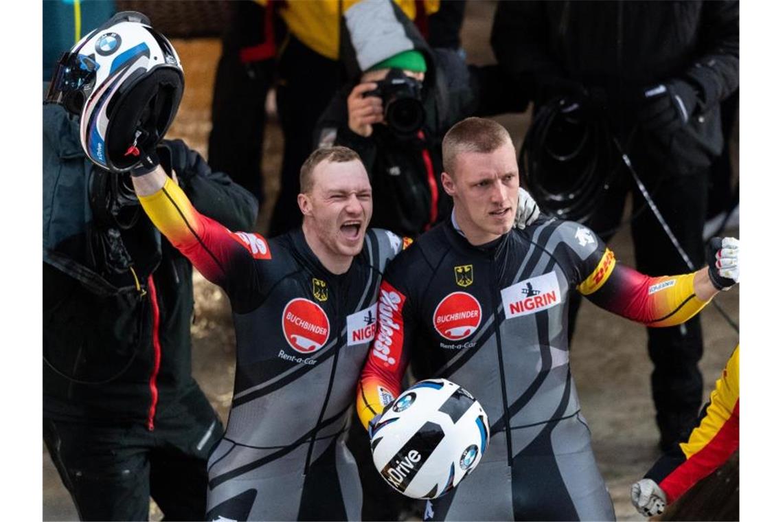 Francesco Friedrich (l) steigt mit dem sechsten Titel in Folge im Zweierbob zum alleinigen Rekord-Weltmeister auf. Foto: Robert Michael/dpa-Zentralbild/dpa