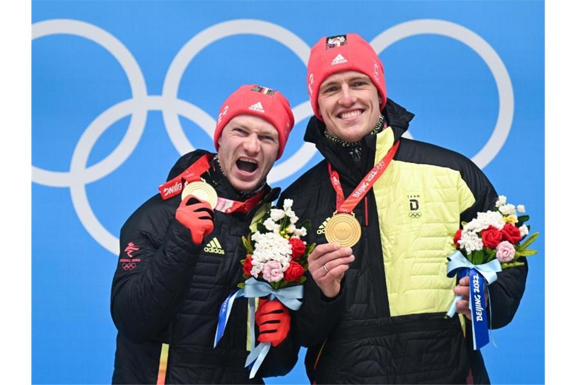 Friedrich rast mit Frauen-Power bei Dreifach-Sieg zu Gold Francesco Friedrich (l) und Thorsten Margis freuen sich bei der Siegerehrung über olympisches Gold. Foto: Robert Michael/dpa-Zentralbild/dpa