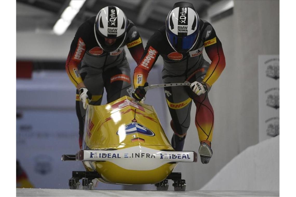 Francesco Friedrich und Alexander Schüller aus Deutschland starten mit dem Zweierbob. Foto: Roman Koksarov/AP/dpa