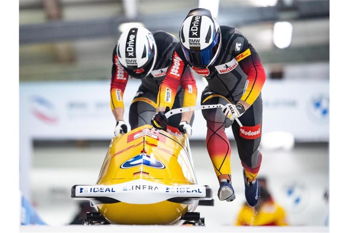 Francesco Friedrich und Anschieber Alexander Schüller greifen bei der WM in Altenberg nach dem Titel. Foto: Sebastian Kahnert/dpa-Zentralbild/dpa