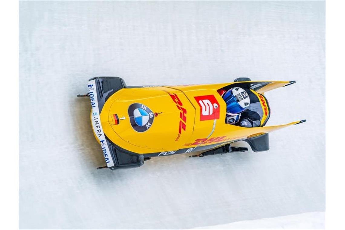 Wieder Double für Friedrich - Erster Sieg für Jamanka Francesco Friedrich und Thorsten Margis rasen in Innsbruck mit ihrem Bob durch den Eiskanal. Foto: Expa/Stefan Adelsberger/APA/dpa