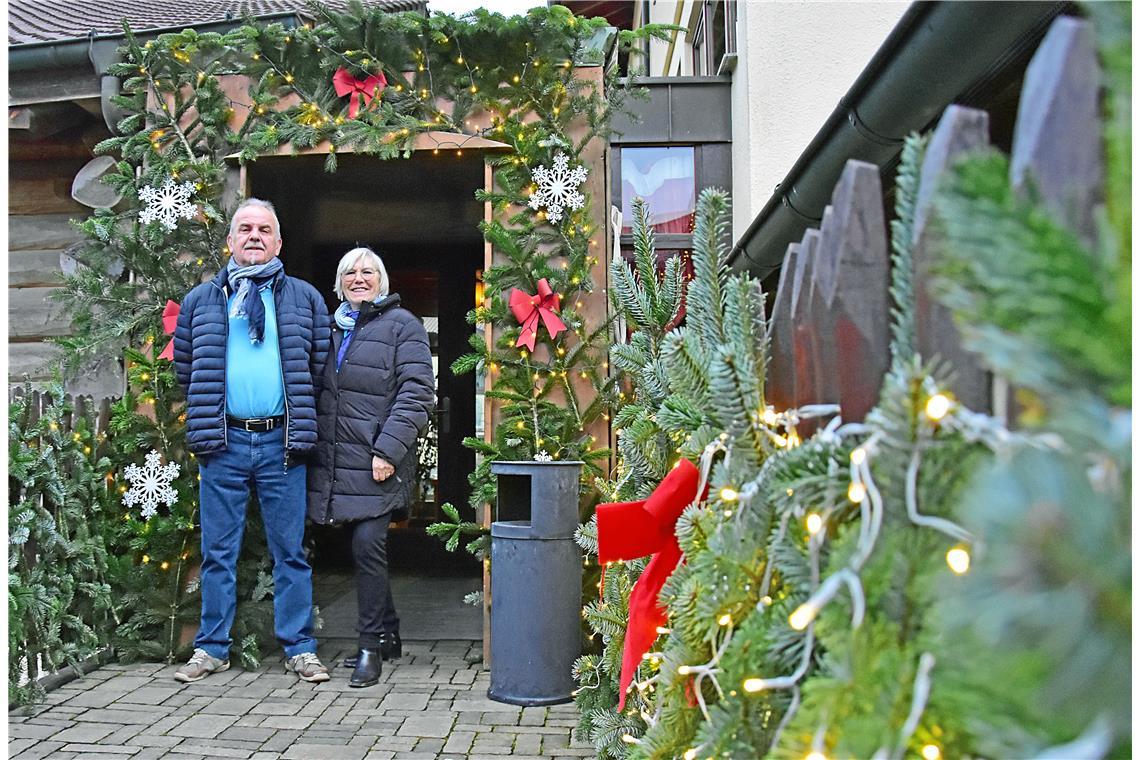 Francis und Mareille Backert sind aus Frankreich in das weihnachtlich geschmückt...