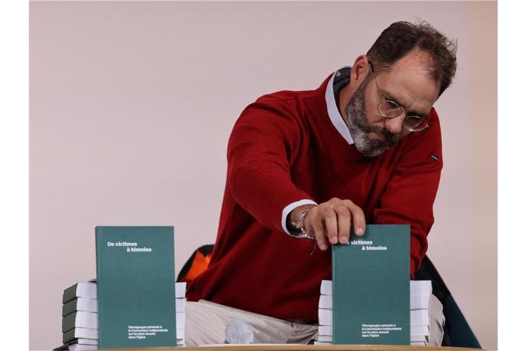 Francois Devaux, Gründer der Opfervereinigung „La parole liberee“, stellt den Bericht der unabhängigen Untersuchungskommission vor. Foto: Thomas Coex/AFP Pool/AP/dpa