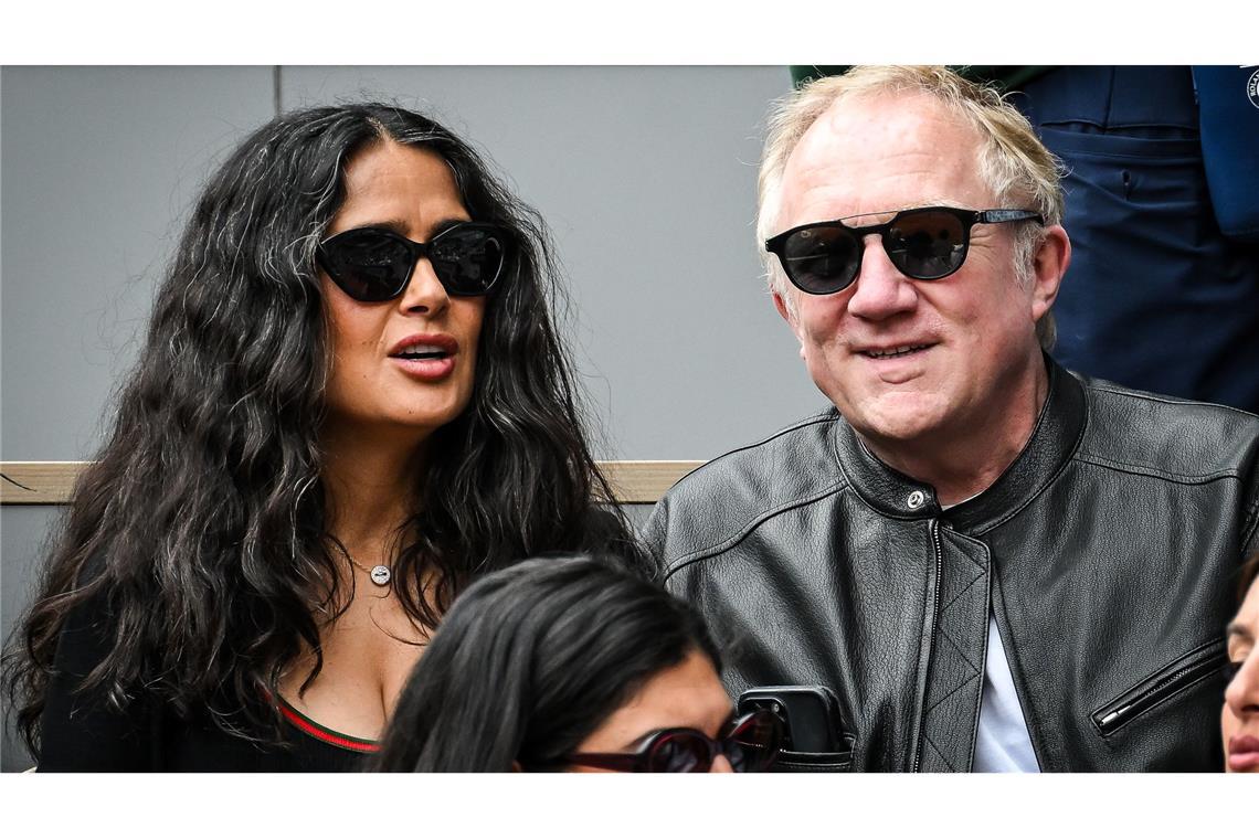 Francois-Henri Pinault und Salma Hayek (l.) verfolgen das Spiel von. Zverev