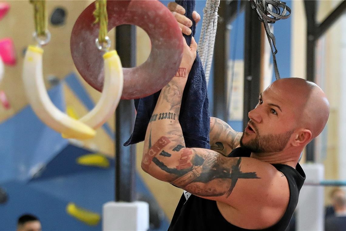 Francois Lagalante in der Waiblinger Kletterhalle. Der Heilbronner will „der Welt zeigen, dass man es auch mit 1,60 Meter schaffen kann“. Foto: B. Büttner