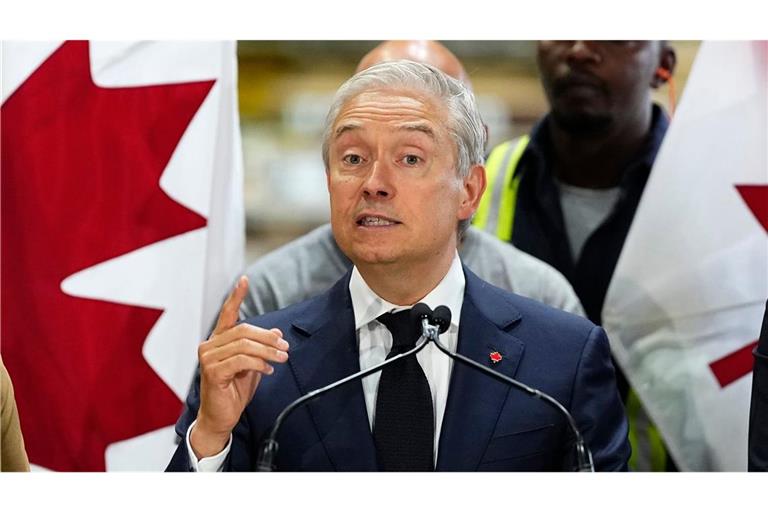Francois-Philippe Champagne, Finanzminister von Kanada, spricht bei einer Pressekonferenz über Kanadas Reaktion auf die US-Zölle in einem Dachdeckerbetrieb. (zu dpa: «Kanada: Vergeltungszölle gegen USA von bis zu 50 Prozent»)
