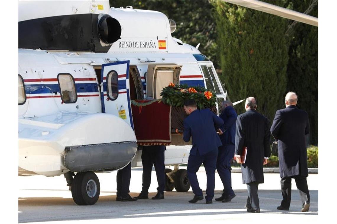 Francos Sarg wird in einen Militärhubschrauber geladen. Foto: J.J. Guillén/POOL EFE/dpa