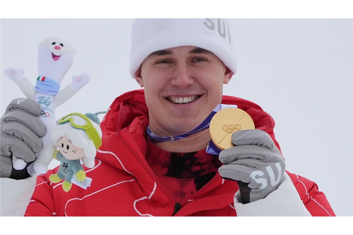 Franjo von Allmen zeigt eine seiner drei olympischen Goldmedaillen.