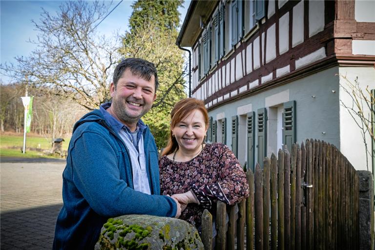 Frank Besler und Renata Wenzler wollen künftig auch Familien und junge Leute zum Eschelhof locken. Foto: Alexander Becher