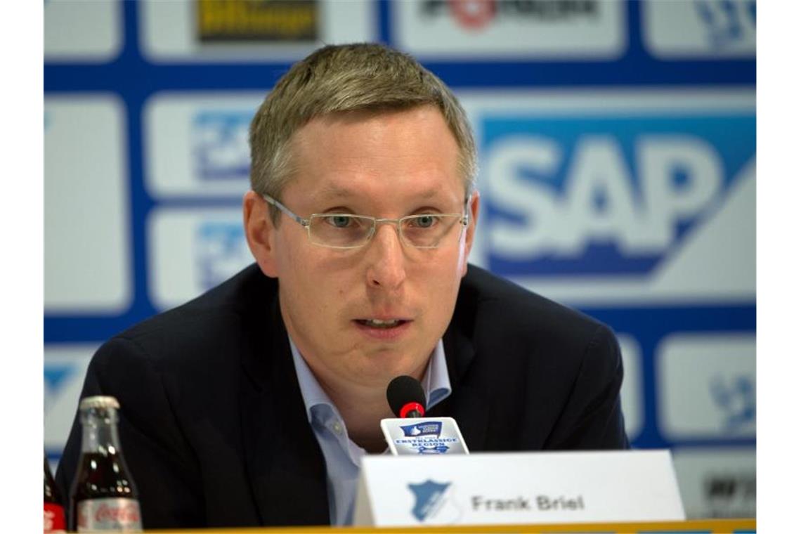 Frank Briel spricht während einer Pressekonferenz. Foto: picture alliance / dpa/Archivbild