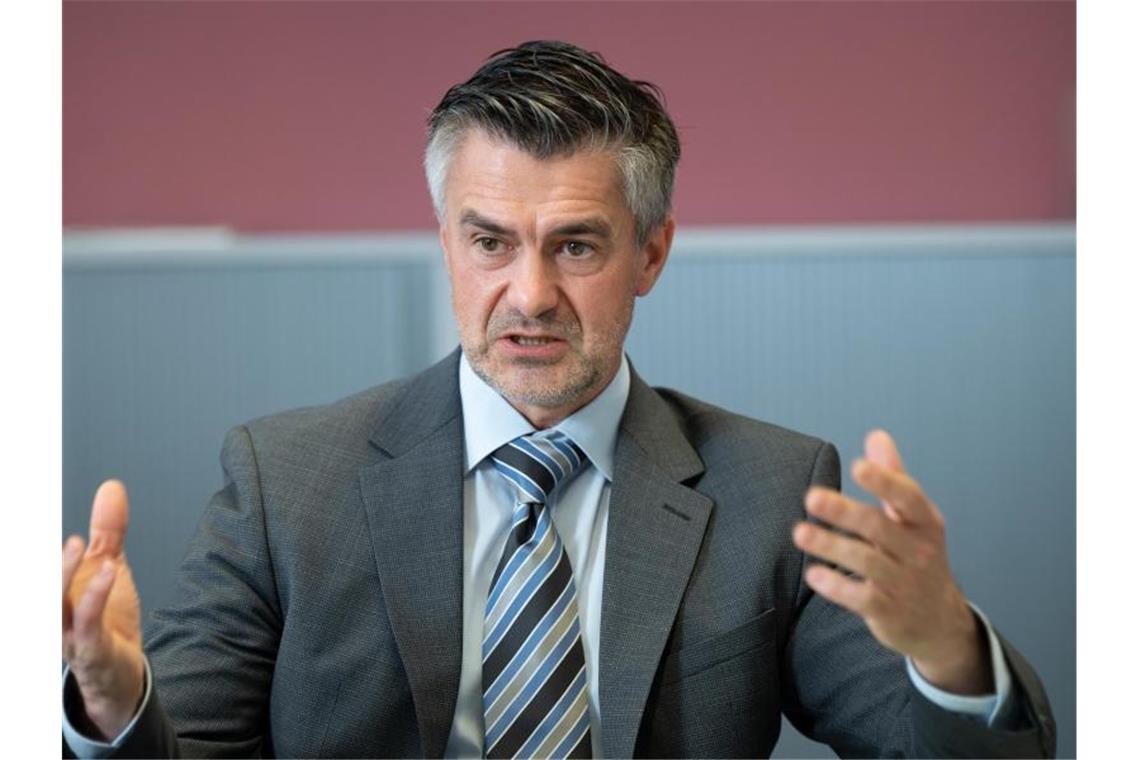 Frank Dittrich, Rechtsextremismusexperte vom Landesamt für Verfassungsschutz, gestikuliert. Foto: Bernd Weißbrod/dpa
