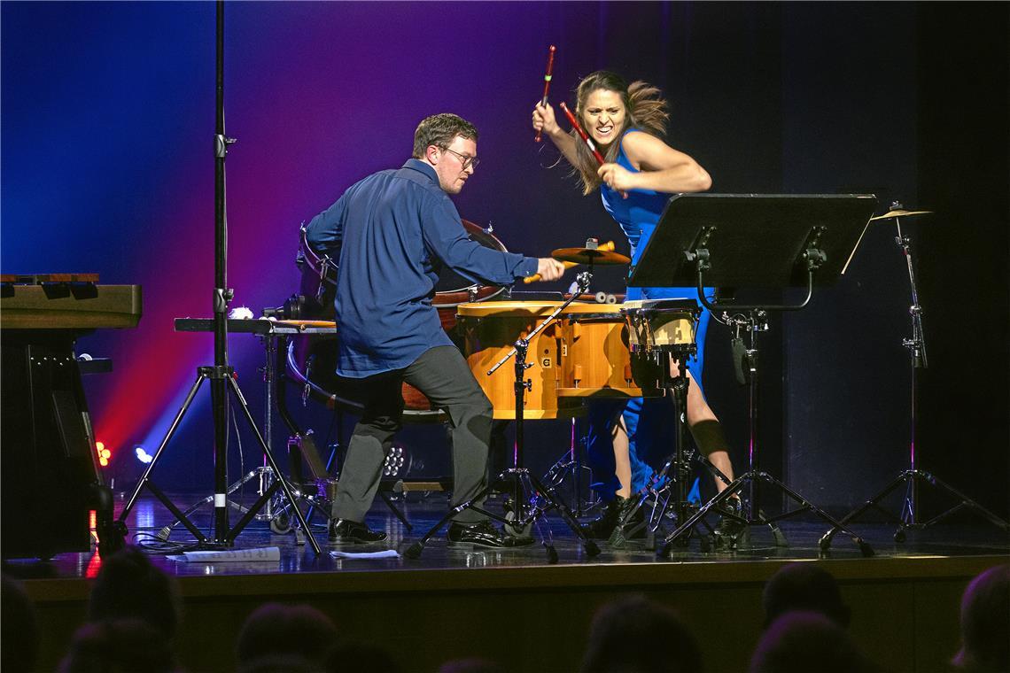 Trommeln von Angesicht zu Angesicht Frank Dupree und Vivi Vassileva zeigen beim titelgebenden Stück „Face2Face“ vollen Einsatz. Foto: Jörg Fiedler