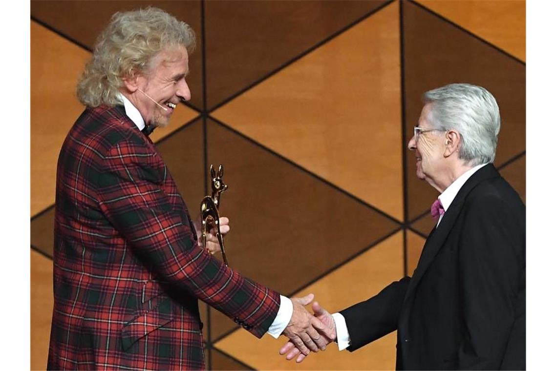 Show und Charity: Bambi-Preise in Baden-Baden verliehen Frank Elstner erhält aus den Händen von Thomas Gottschalk den Bambi für sein Lebenswerk. Foto: Sebastian Gollnow/dpa