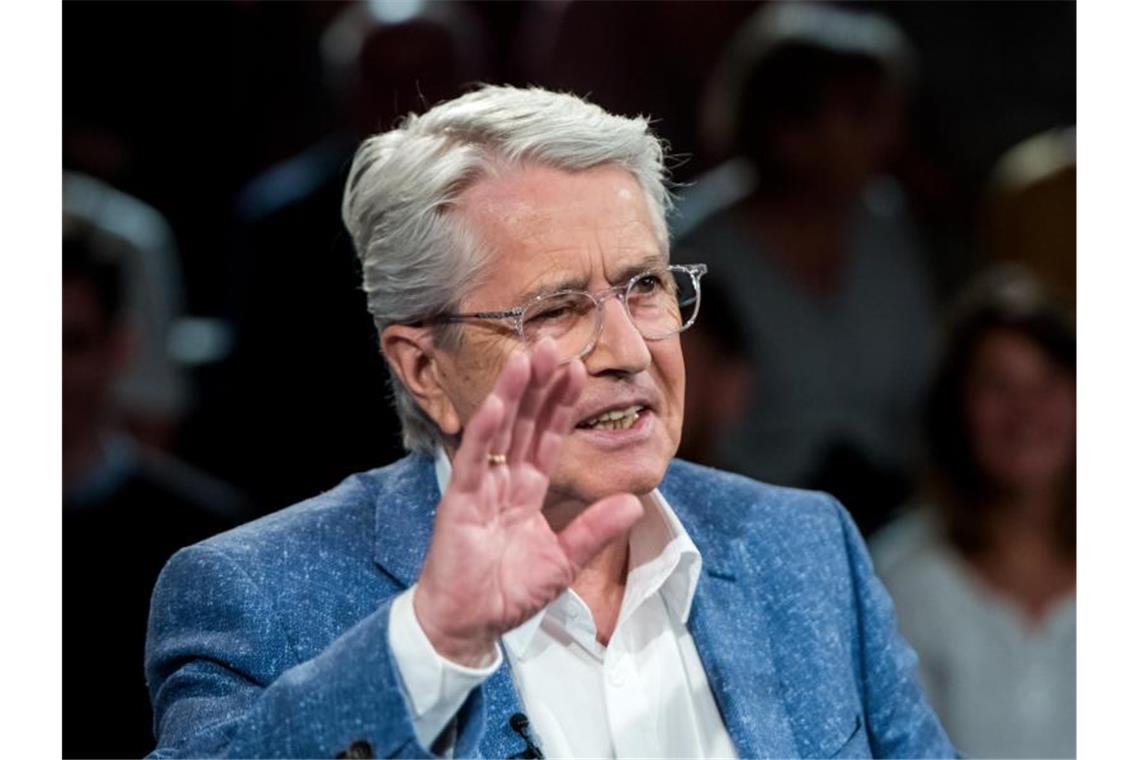 Frank Elstner hält die meisten Reisen für unnötig Frank Elstner sitzt in einer TV-Sendung. Foto: Daniel Bockwoldt/dpa/Archivbild