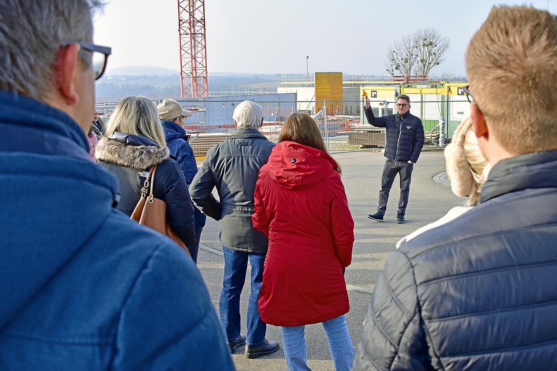 Frank Hornek trifft sich mit Bürgern zwischen Sporthalle und dem aktuellen Neubau der Gemeindehalle – zwei Großprojekte seiner Amtszeit als Bürgermeister. Foto: Tobias Sellmaier