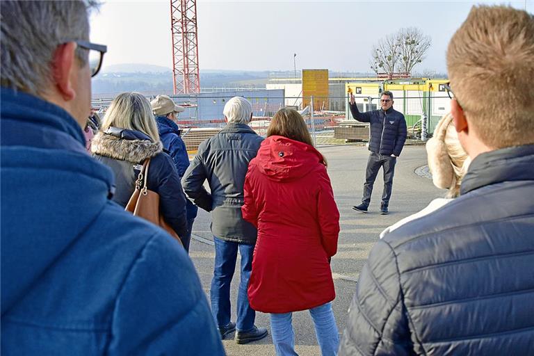 Frank Hornek trifft sich mit Bürgern zwischen Sporthalle und dem aktuellen Neubau der Gemeindehalle – zwei Großprojekte seiner Amtszeit als Bürgermeister. Foto: Tobias Sellmaier