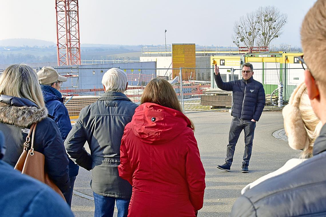 Frank Hornek trifft sich mit Bürgern zwischen Sporthalle und dem aktuellen Neubau der Gemeindehalle – zwei Großprojekte seiner Amtszeit als Bürgermeister. Foto: Tobias Sellmaier