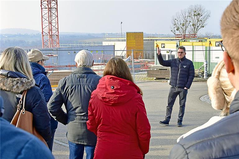 Frank Hornek trifft sich mit Bürgern zwischen Sporthalle und dem aktuellen Neubau der Gemeindehalle – zwei Großprojekte seiner Amtszeit als Bürgermeister. Foto: Tobias Sellmaier