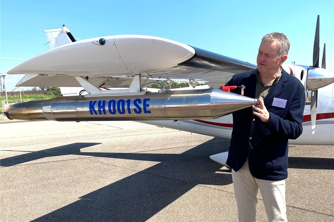 Hagelabwehr: Impfung für Gewitterwolken Frank Kasparek ist einer der Piloten, die bei einem aufziehenden Gewitter losfliegen. In der silbernen Kartusche befindet sich eine mit Silberjodid versetzte Acetonlösung. Diese wird im Flug verbrannt, damit das Silberjodid in die Wolken gelangt. Foto: Kornelius Fritz