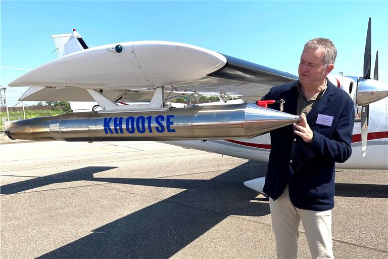 Frank Kasparek ist einer der Piloten, die bei einem aufziehenden Gewitter losfliegen. In der silbernen Kartusche befindet sich eine mit Silberjodid versetzte Acetonlösung. Diese wird im Flug verbrannt, damit das Silberjodid in die Wolken gelangt. Foto: Kornelius Fritz